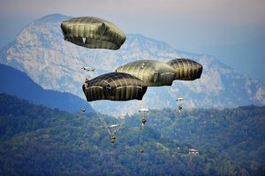 U.S. Army paratroopers of the 173rd Airborne Brigade based in Vicenza descend at Pordenone, Italy, near the Dolomites, Sept. 24, 2014. (--U.S. Army / Davide Dalla Massara)